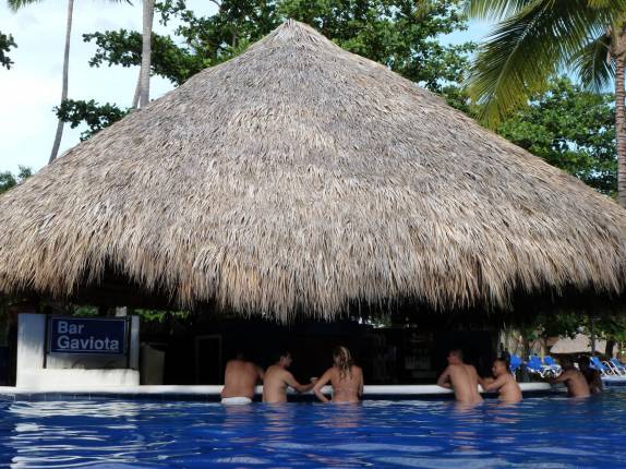 Bar da piscina do hotel em Punta Cana, no litoral da República Dominicana